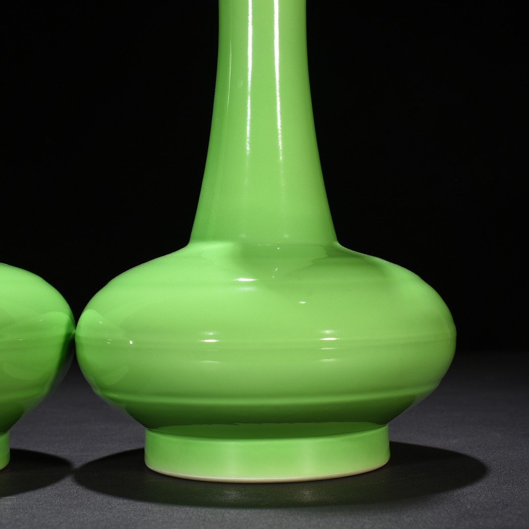 Qing Dynasty Yongzheng apple green glaze plate mouth bottle