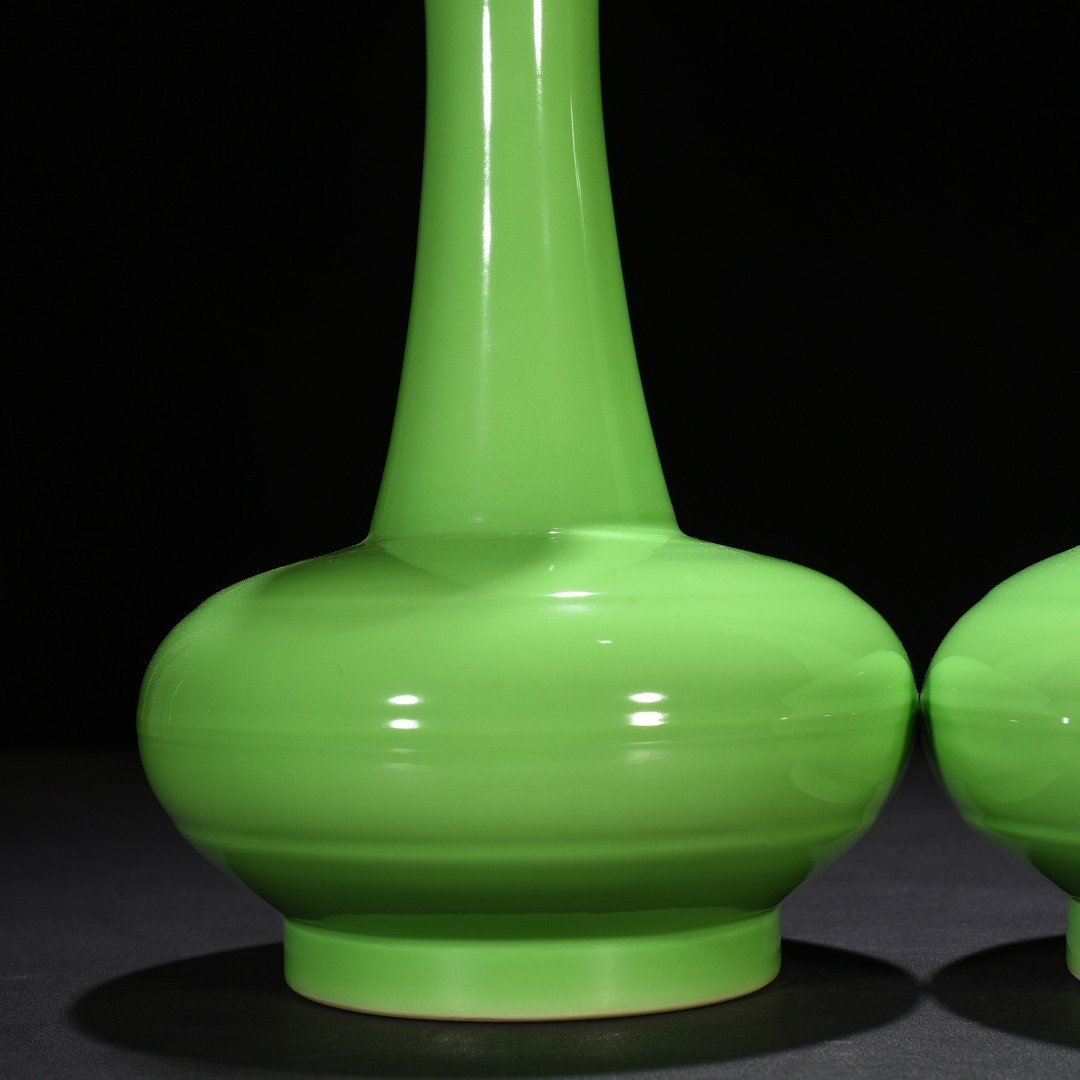 Qing Dynasty Yongzheng apple green glaze plate mouth bottle