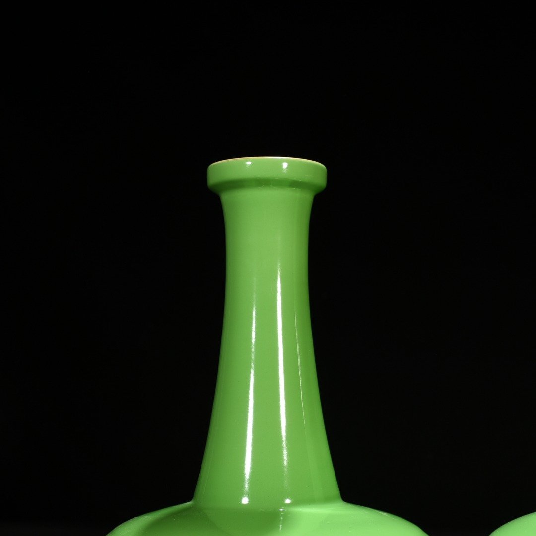 Qing Dynasty Yongzheng apple green glaze plate mouth bottle