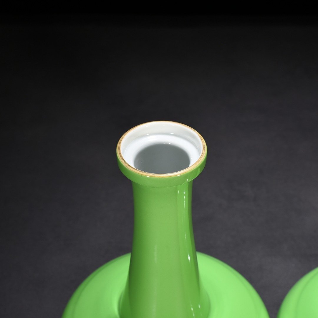 Qing Dynasty Yongzheng apple green glaze plate mouth bottle