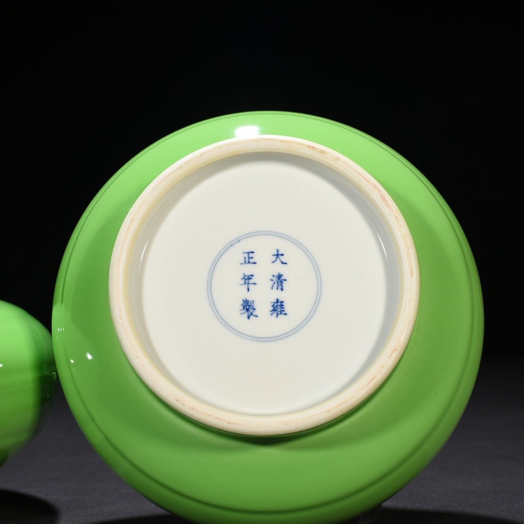 Qing Dynasty Yongzheng apple green glaze plate mouth bottle