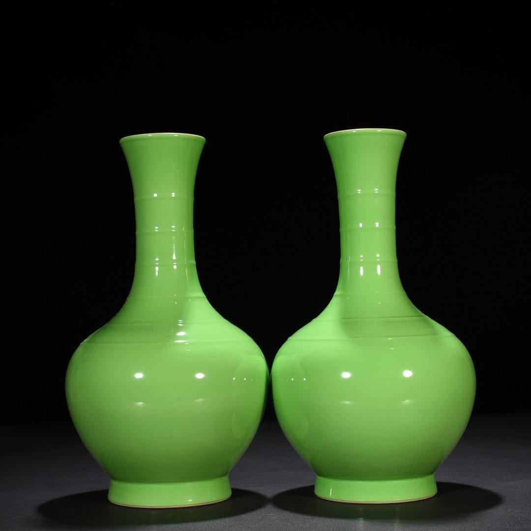 Qing Dynasty Yongzheng apple green glaze ornamental vase