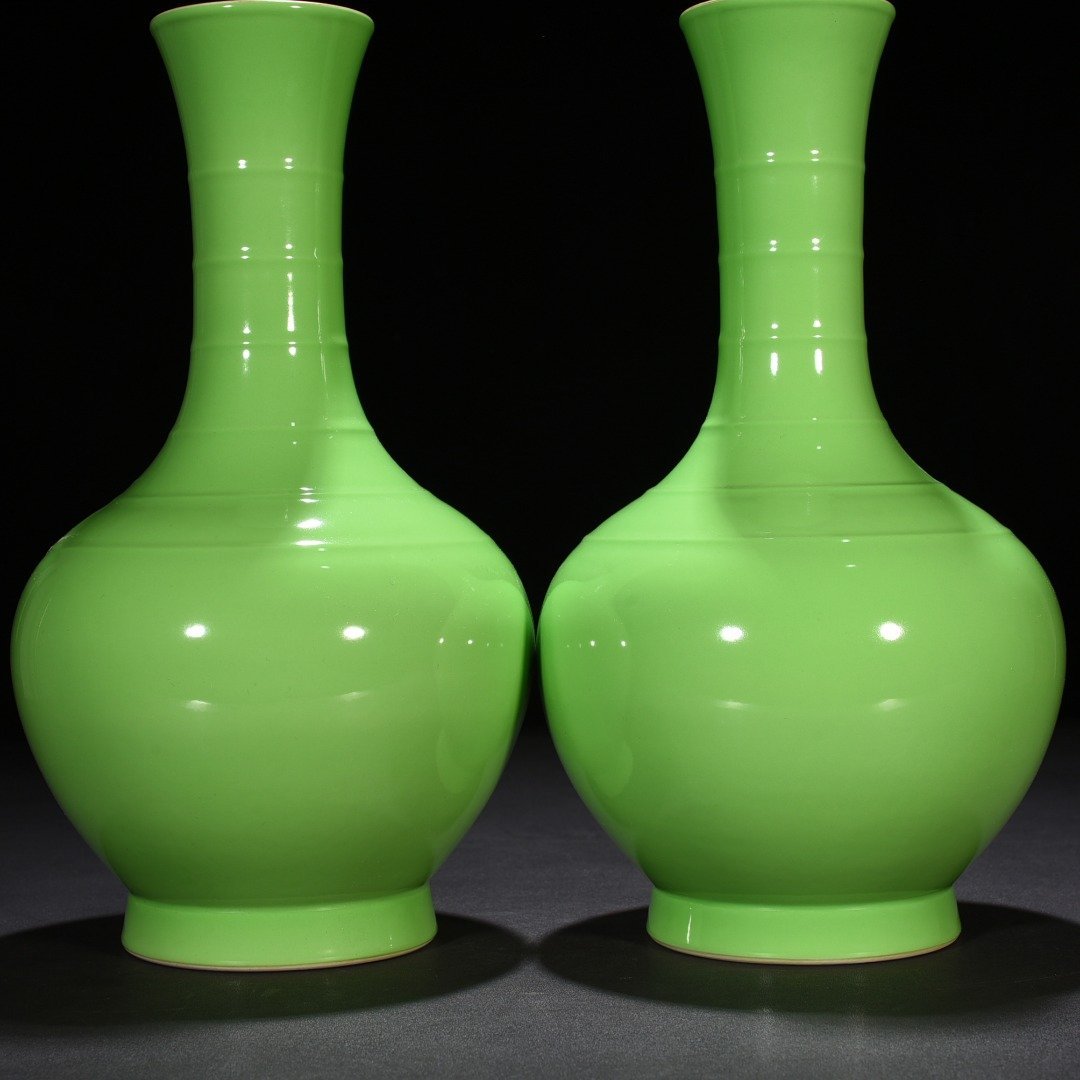 Qing Dynasty Yongzheng apple green glaze ornamental vase