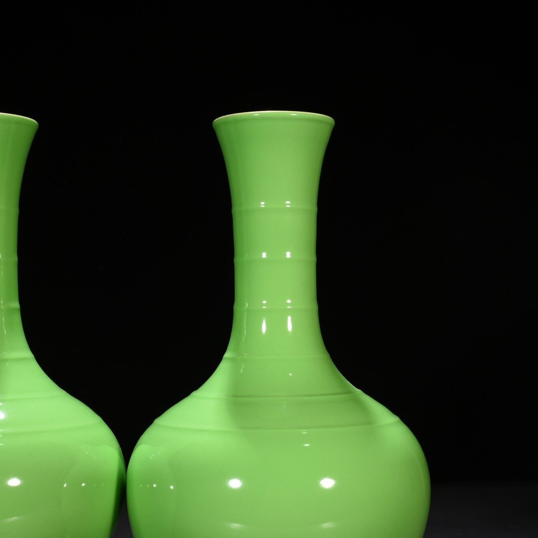 Qing Dynasty Yongzheng apple green glaze ornamental vase