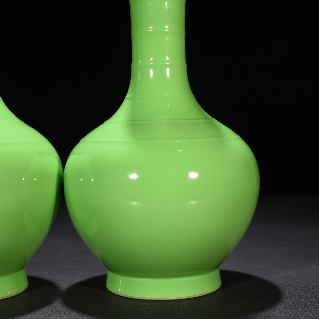 Qing Dynasty Yongzheng apple green glaze ornamental vase