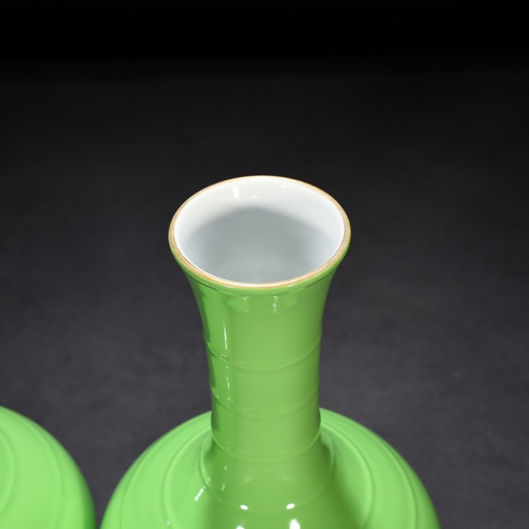 Qing Dynasty Yongzheng apple green glaze ornamental vase