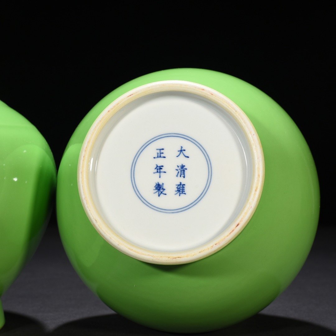 Qing Dynasty Yongzheng apple green glaze ornamental vase