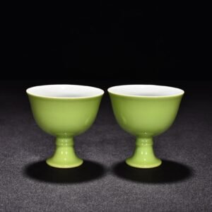 Qing Dynasty Yongzheng apple green glaze stem cup