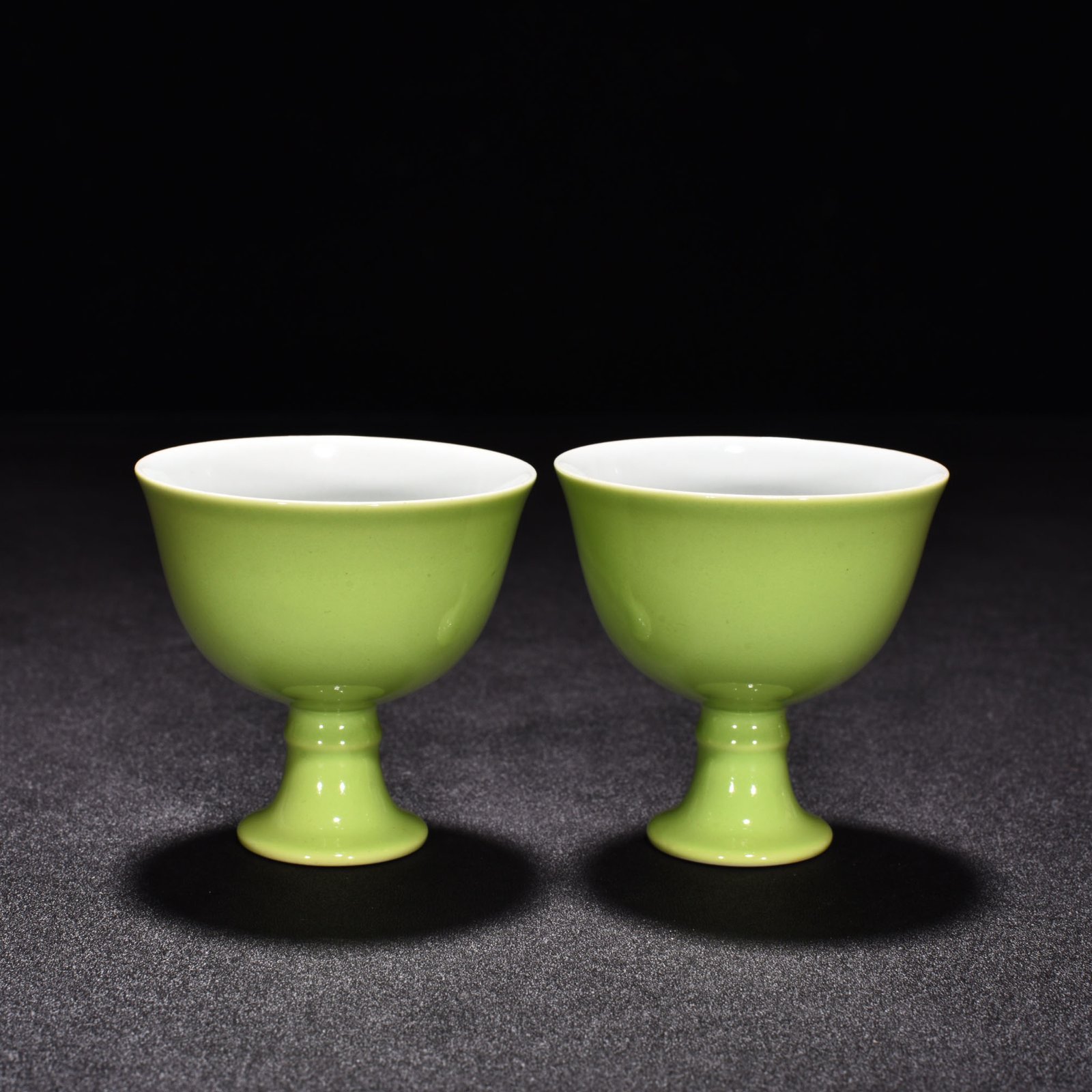 Qing Dynasty Yongzheng apple green glaze stem cup