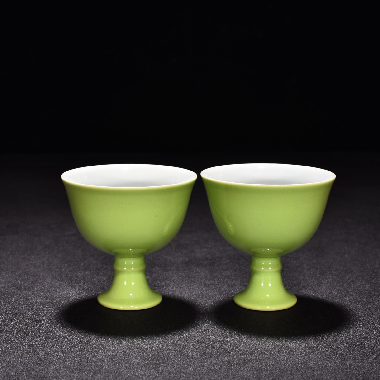 Qing Dynasty Yongzheng apple green glaze stem cup