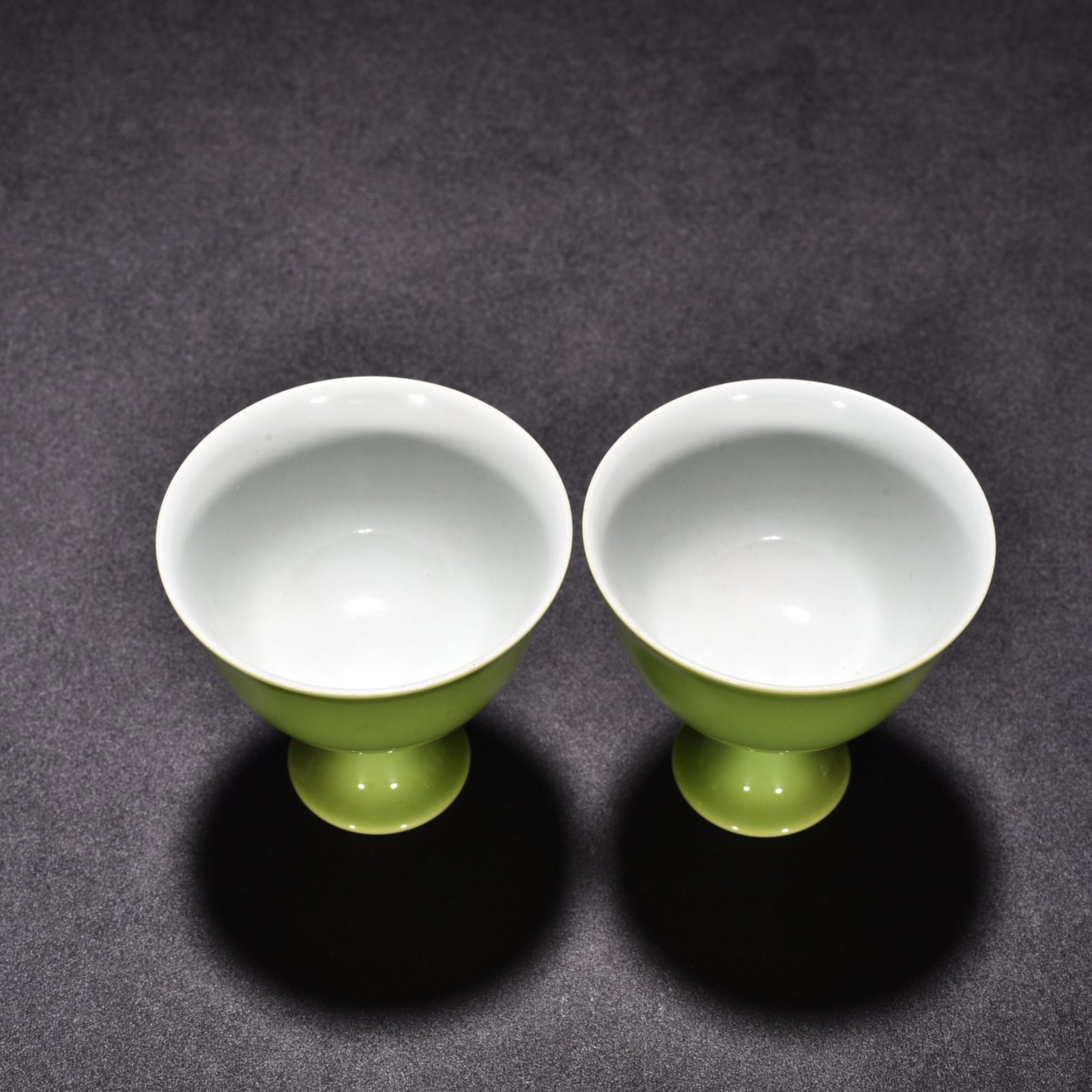 Qing Dynasty Yongzheng apple green glaze stem cup