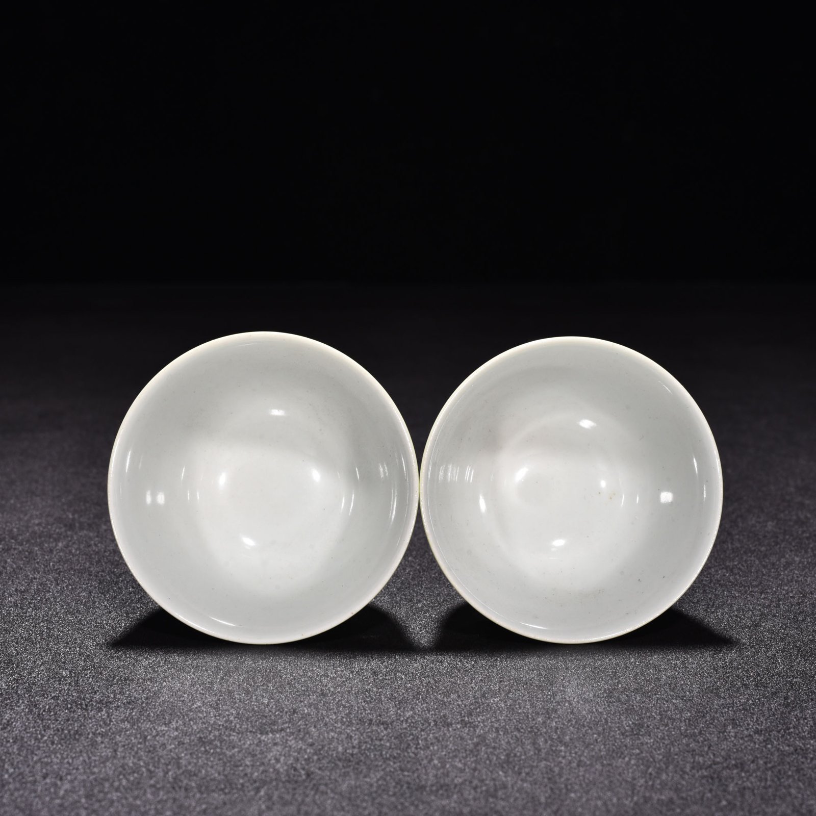 Qing Dynasty Yongzheng apple green glaze stem cup