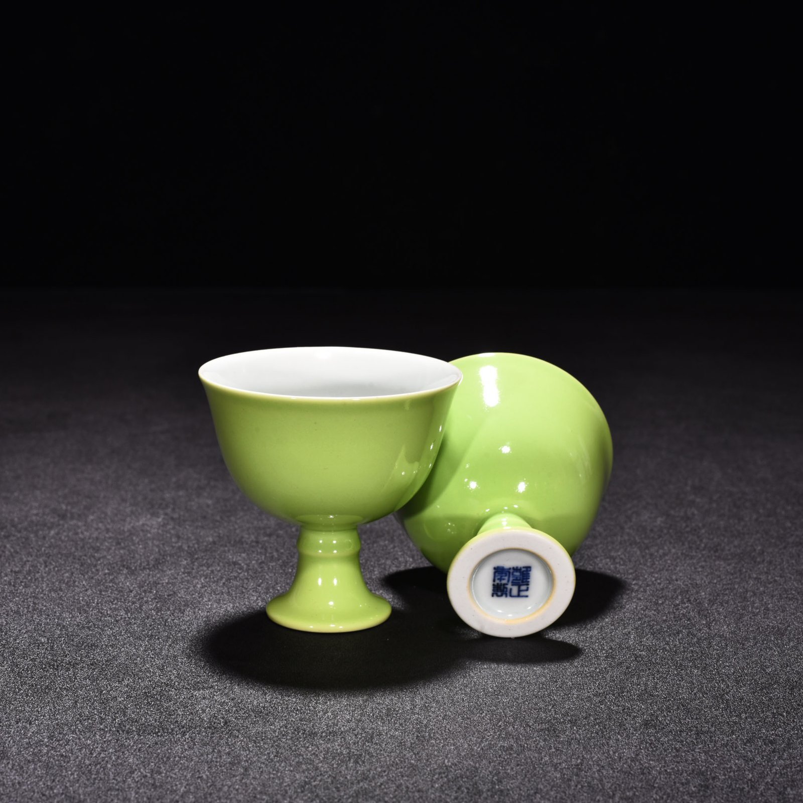 Qing Dynasty Yongzheng apple green glaze stem cup