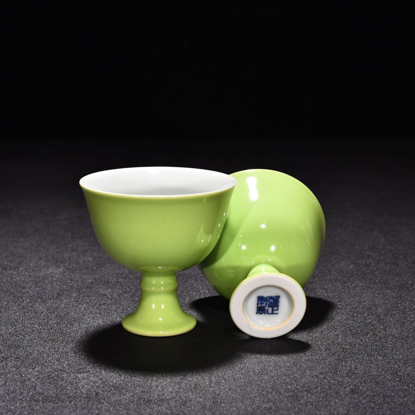 Qing Dynasty Yongzheng apple green glaze stem cup