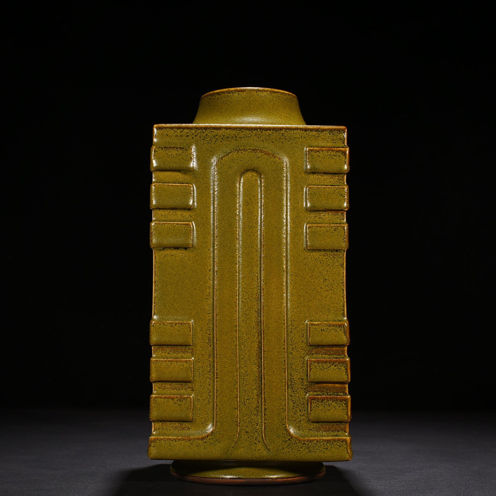 Qing Dynasty Yongzheng tea eel yellow glaze Bagua Cong style bottle