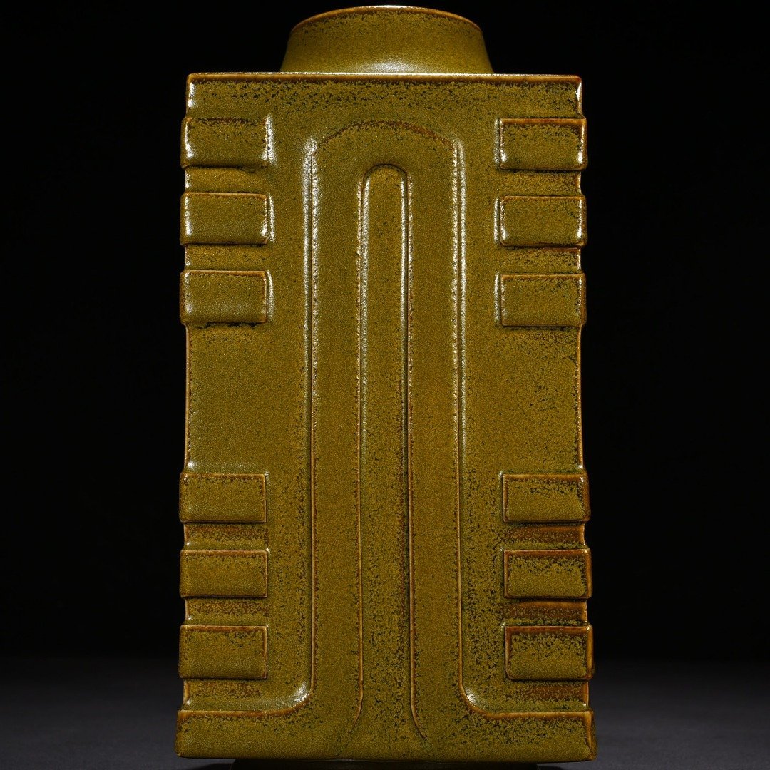Qing Dynasty Yongzheng tea eel yellow glaze Bagua Cong style bottle