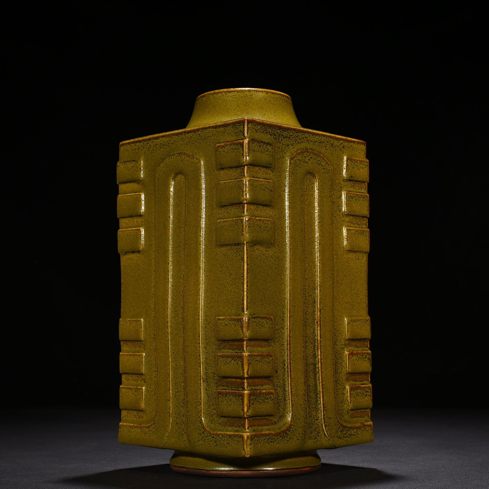 Qing Dynasty Yongzheng tea eel yellow glaze Bagua Cong style bottle