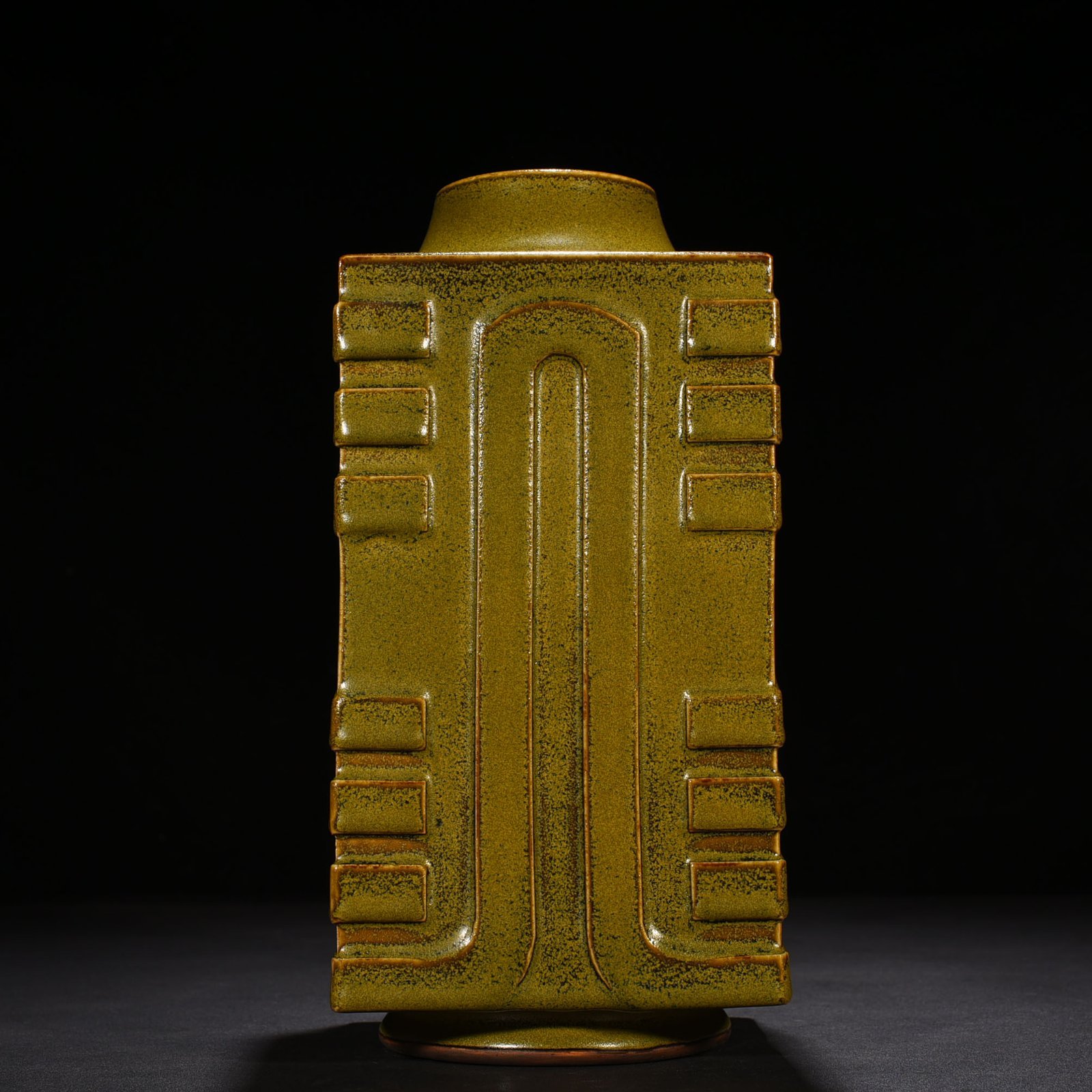 Qing Dynasty Yongzheng tea eel yellow glaze Bagua Cong style bottle