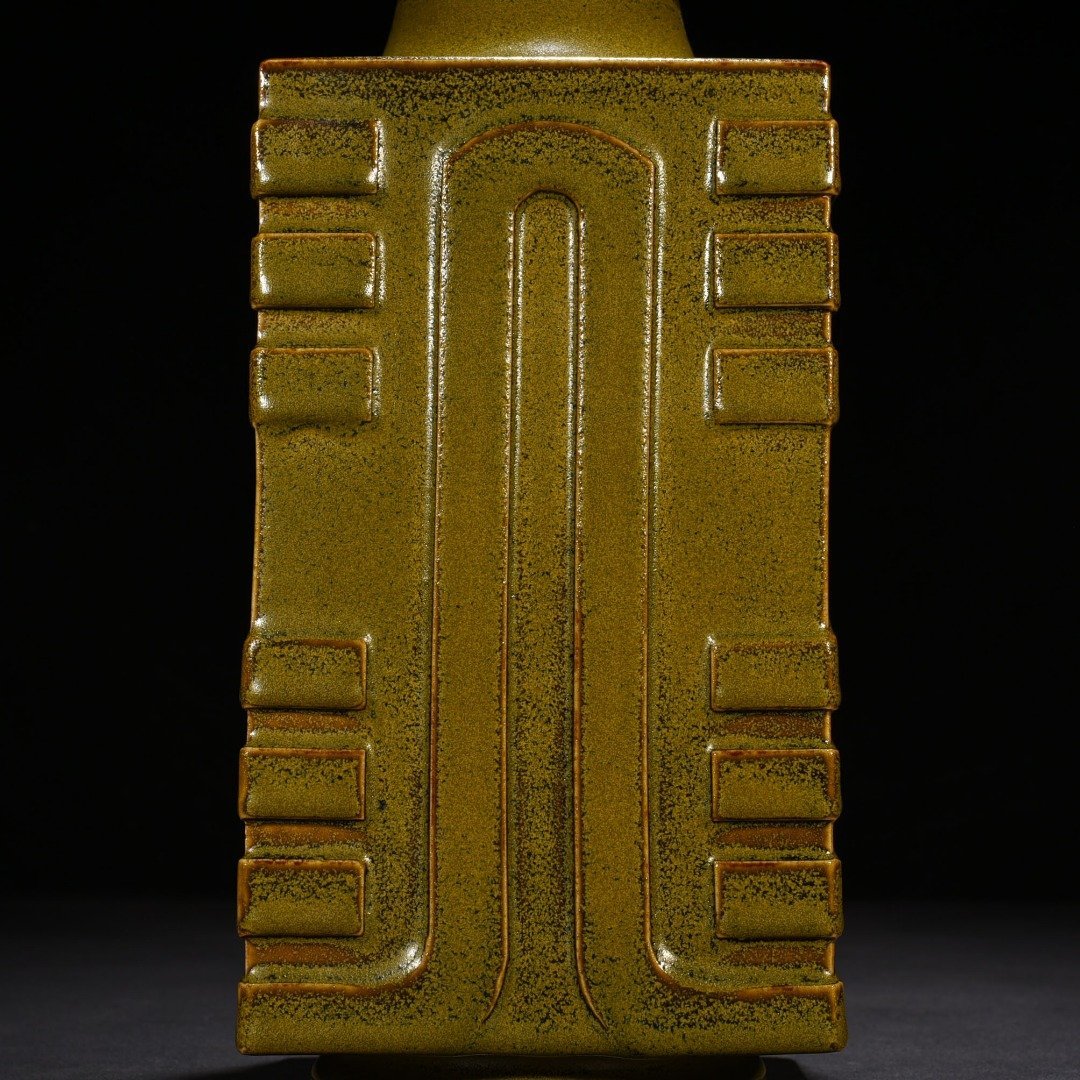Qing Dynasty Yongzheng tea eel yellow glaze Bagua Cong style bottle