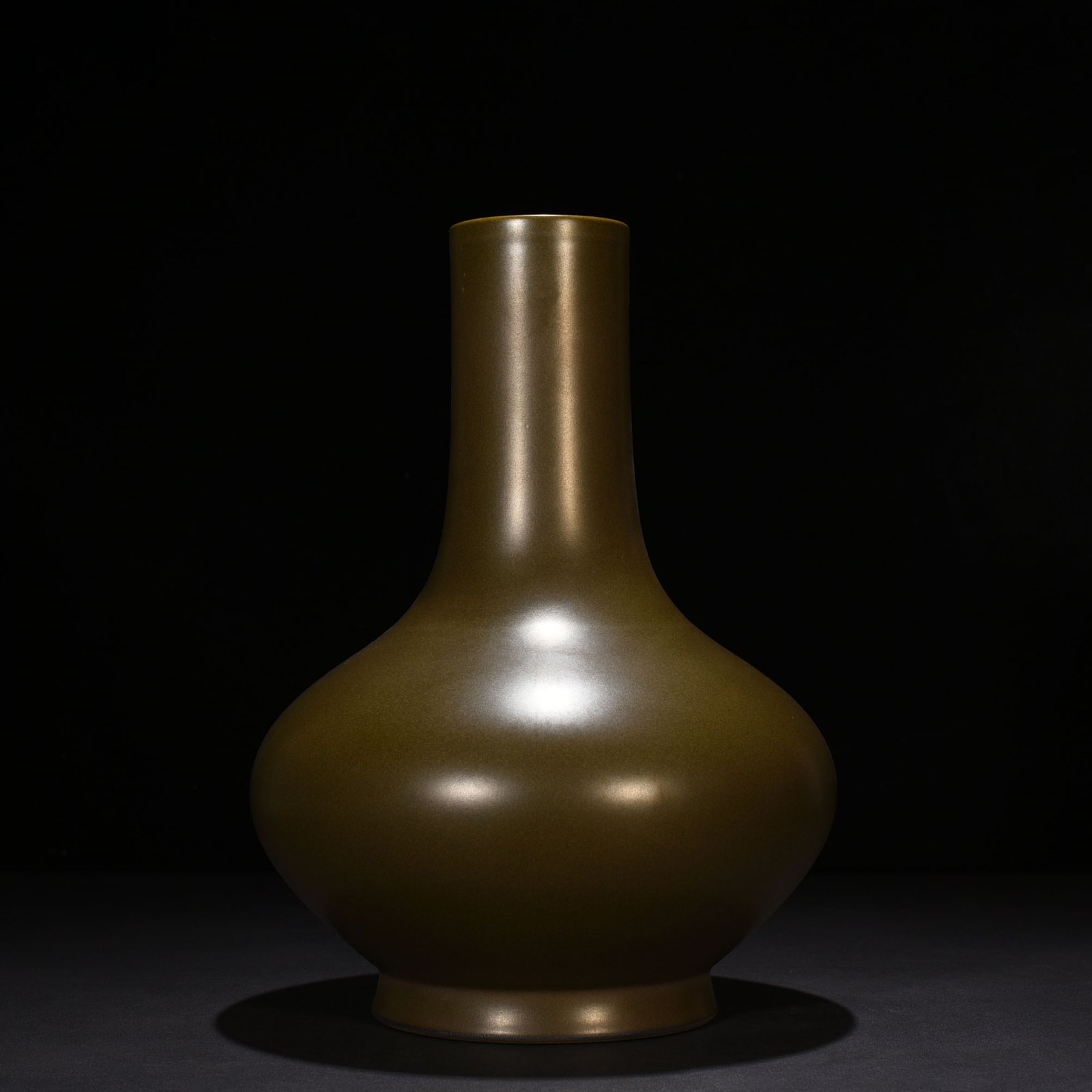 Qing Dynasty Yongzheng tea minced eel yellow glaze water chestnut bottle