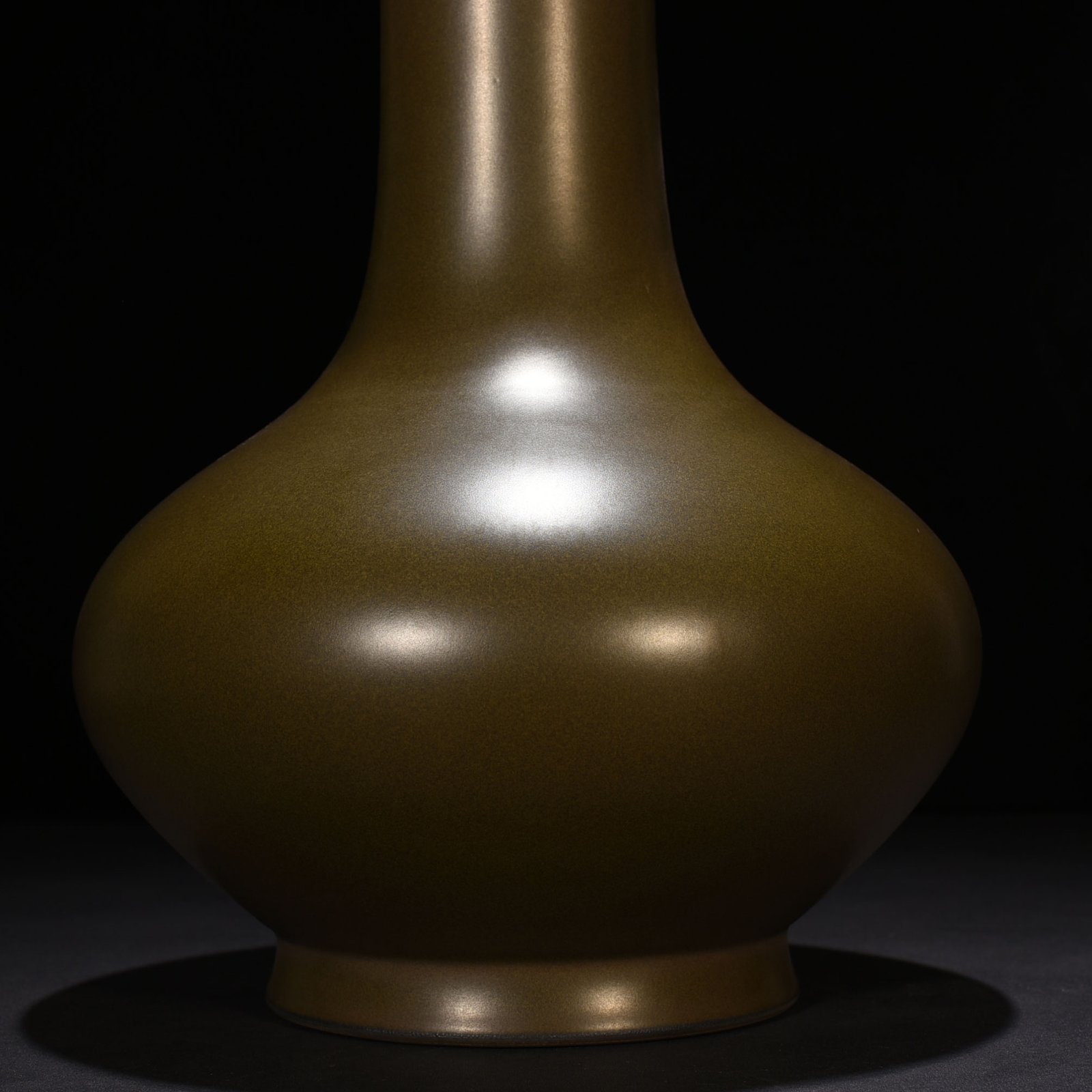 Qing Dynasty Yongzheng tea minced eel yellow glaze water chestnut bottle