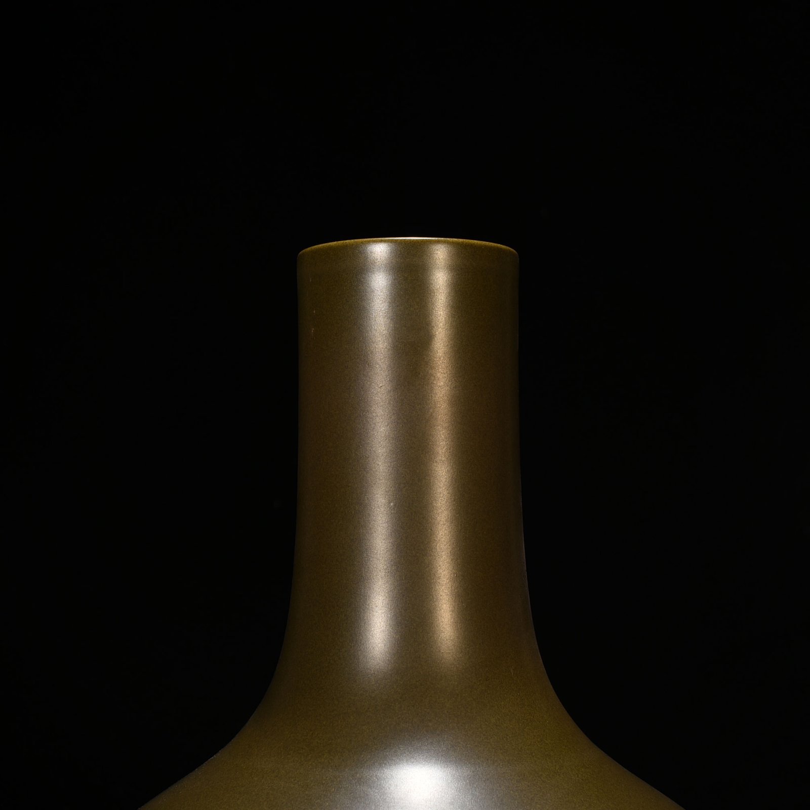 Qing Dynasty Yongzheng tea minced eel yellow glaze water chestnut bottle