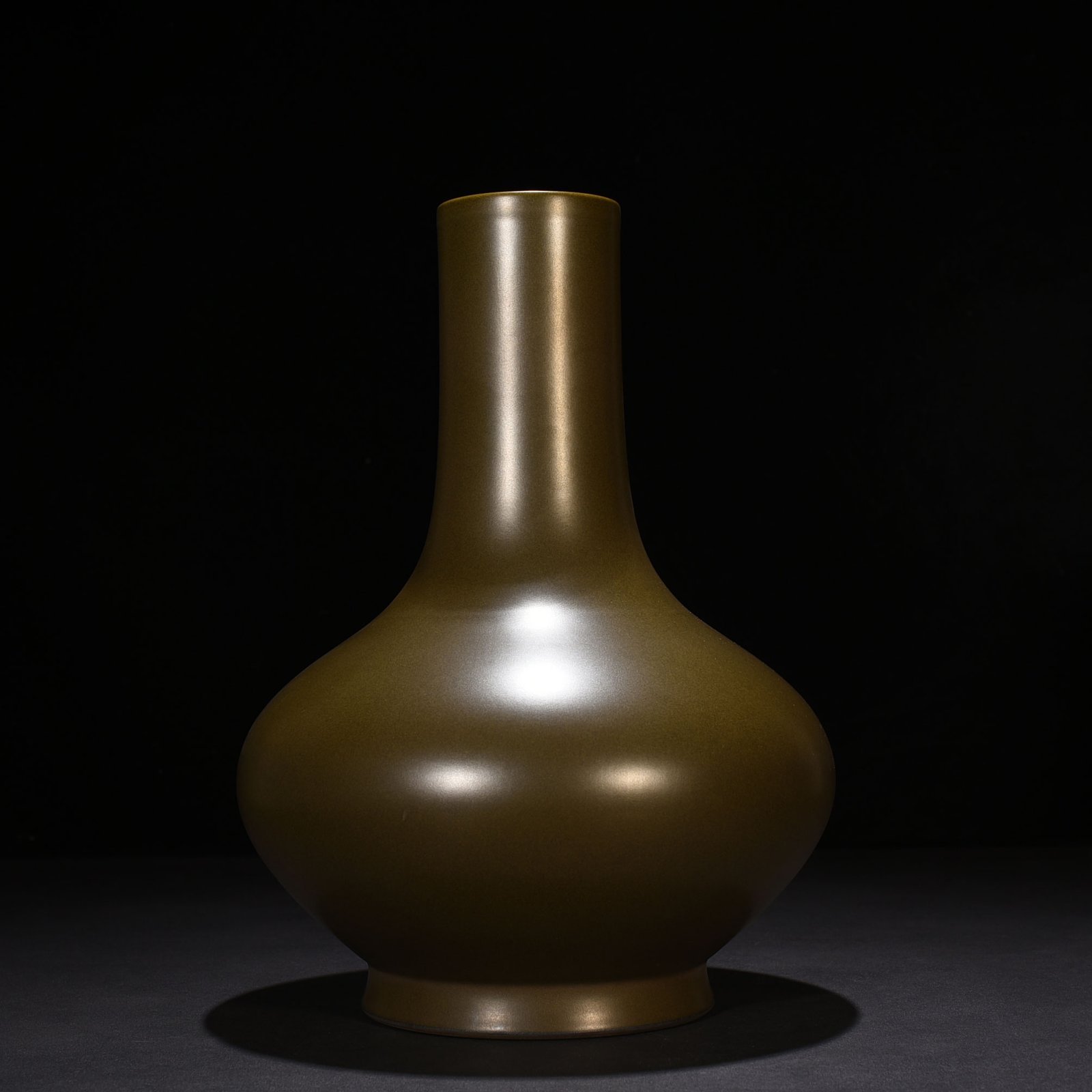 Qing Dynasty Yongzheng tea minced eel yellow glaze water chestnut bottle