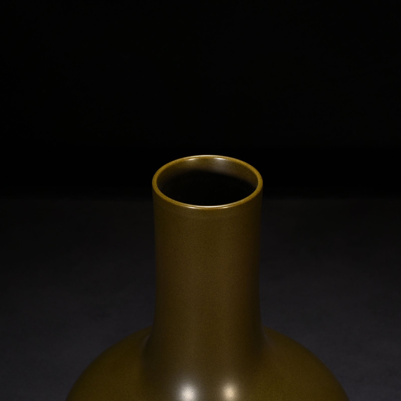 Qing Dynasty Yongzheng tea minced eel yellow glaze water chestnut bottle