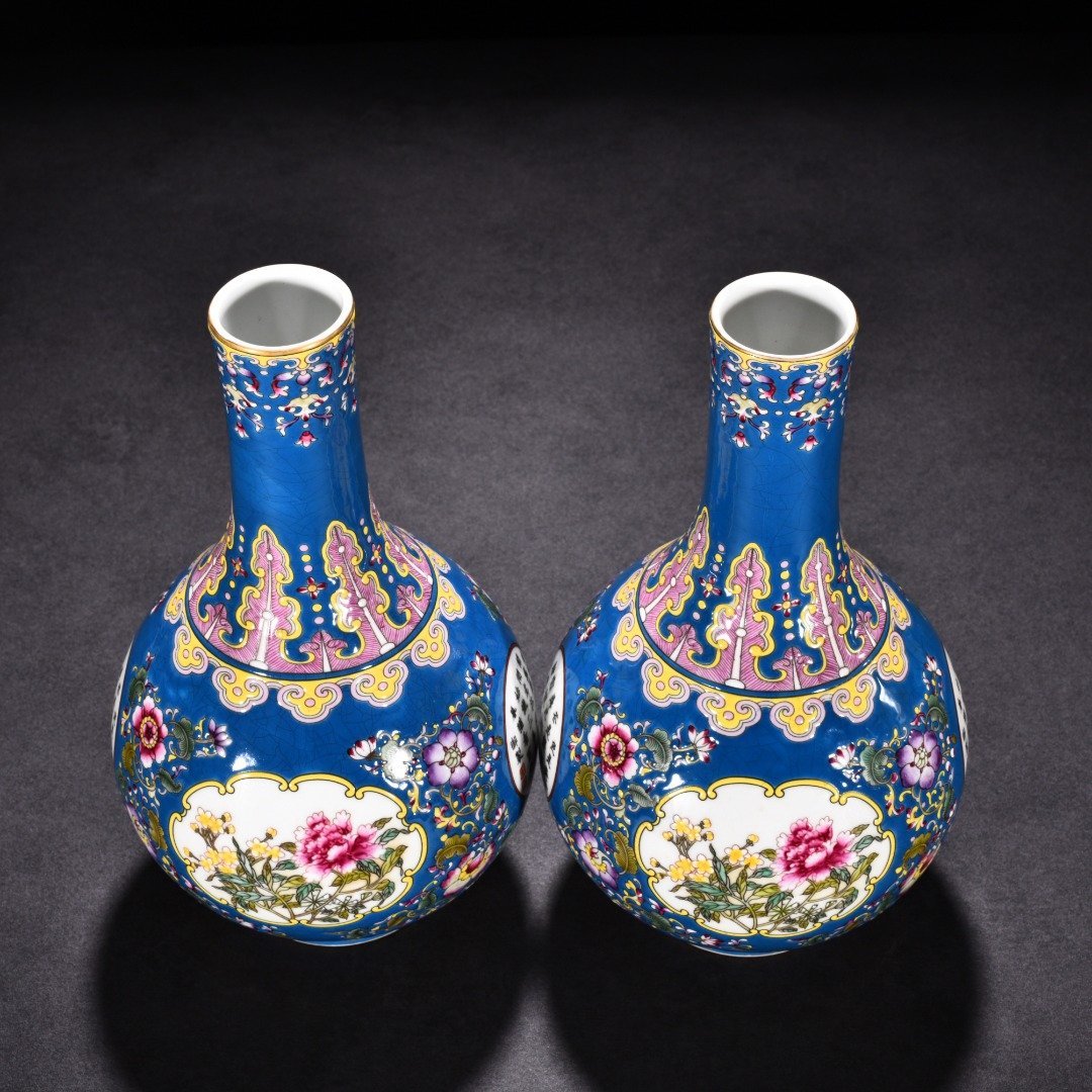 Qing Dynasty Yongzheng blue ground enamel flower pattern vase
