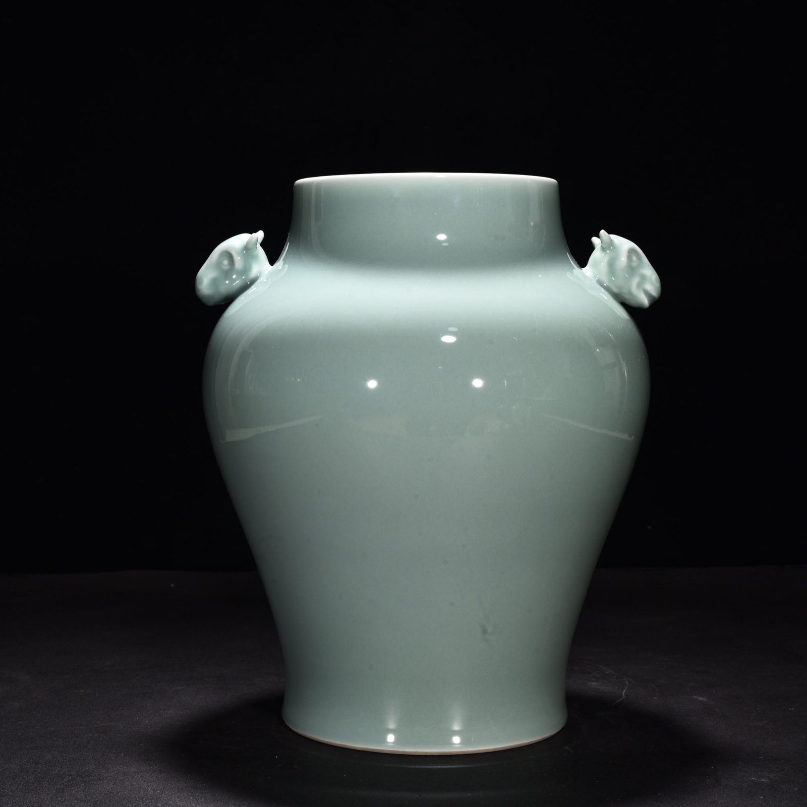 Qing Dynasty Yongzheng bean green glaze dog head jar