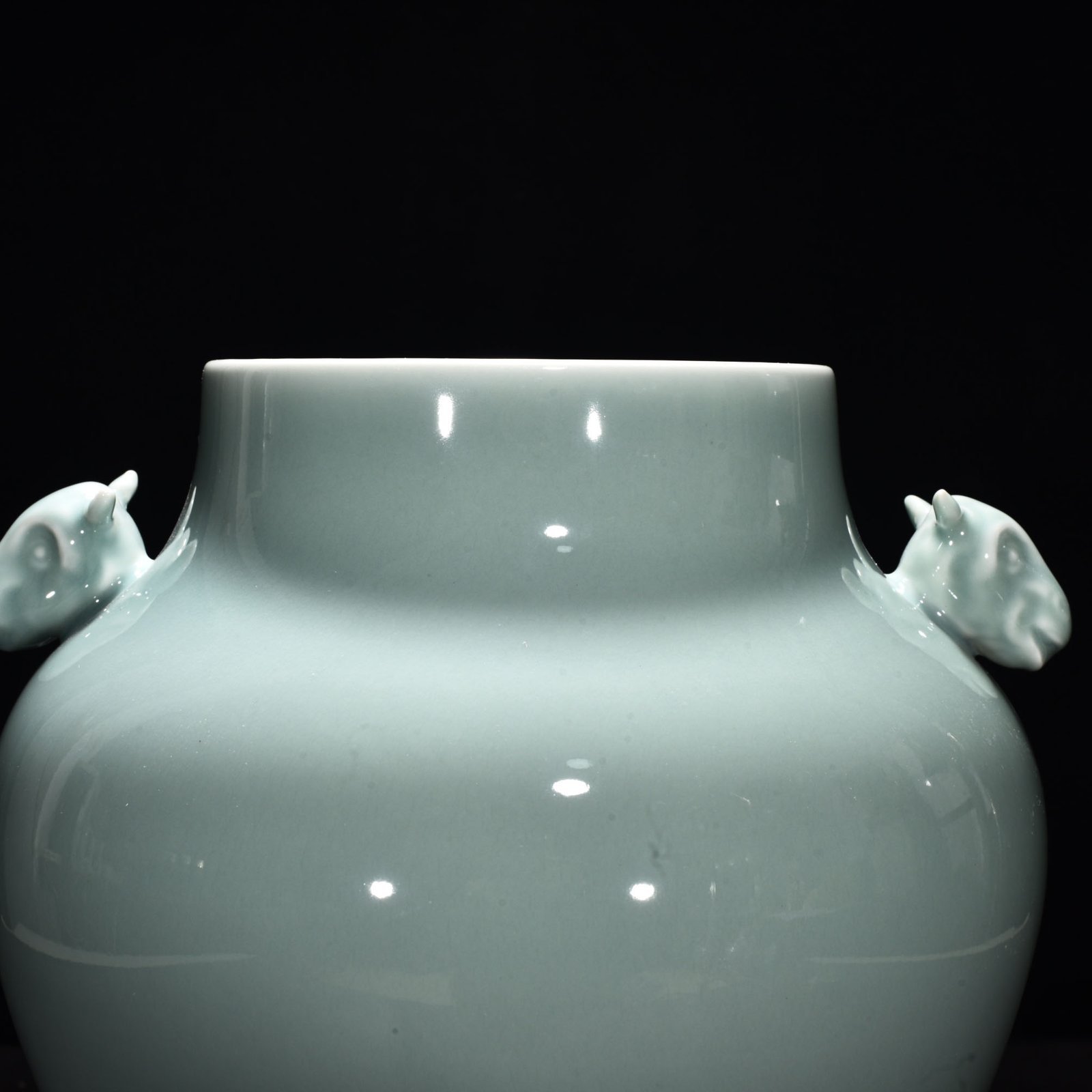 Qing Dynasty Yongzheng bean green glaze dog head jar