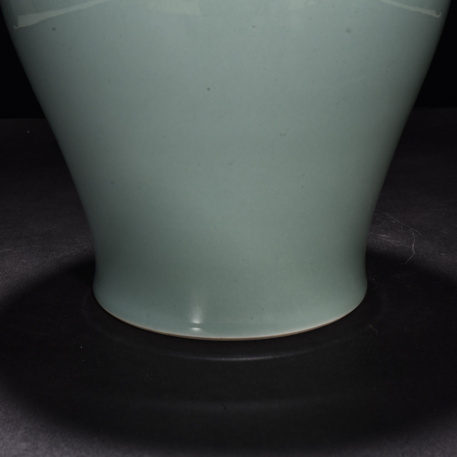 Qing Dynasty Yongzheng bean green glaze dog head jar