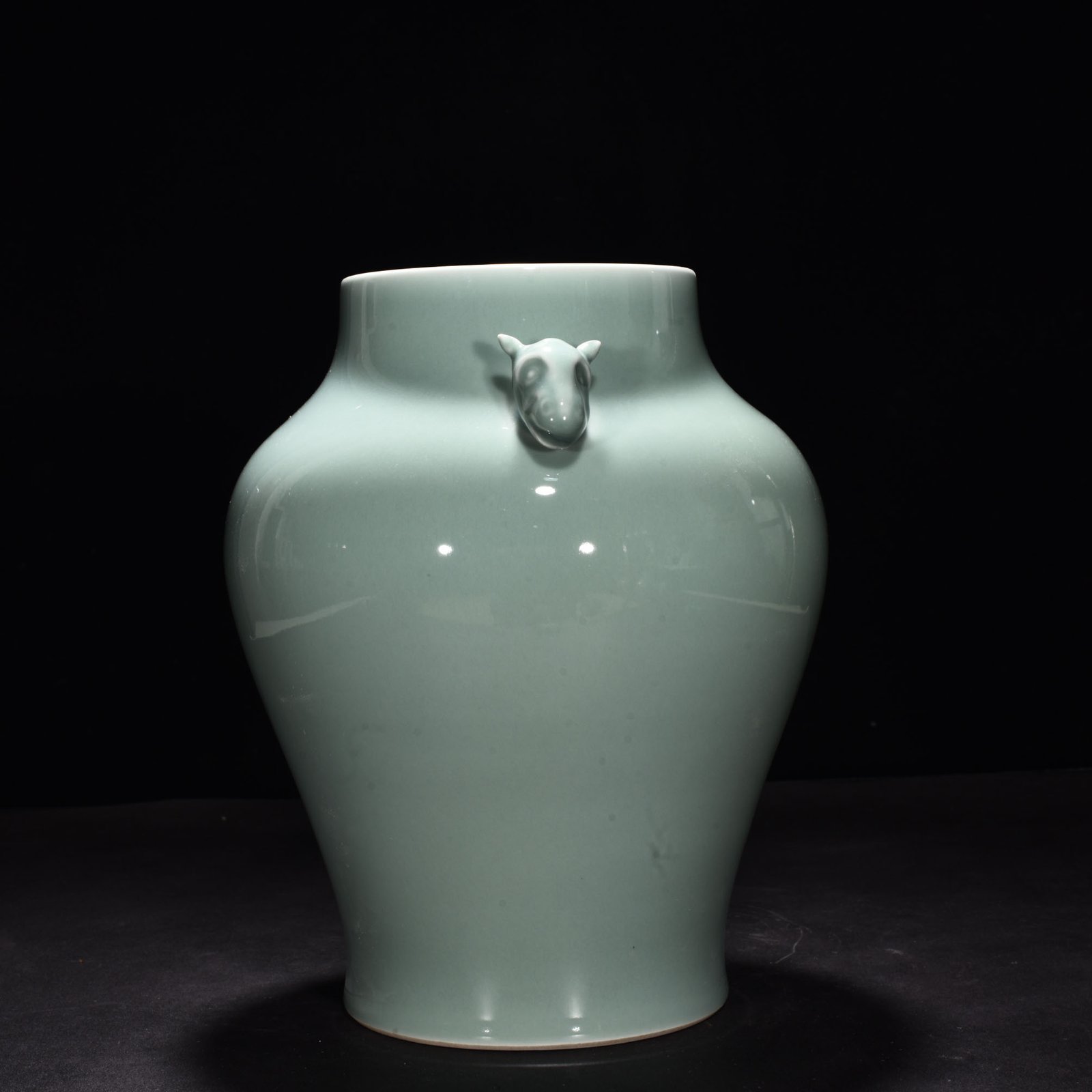 Qing Dynasty Yongzheng bean green glaze dog head jar