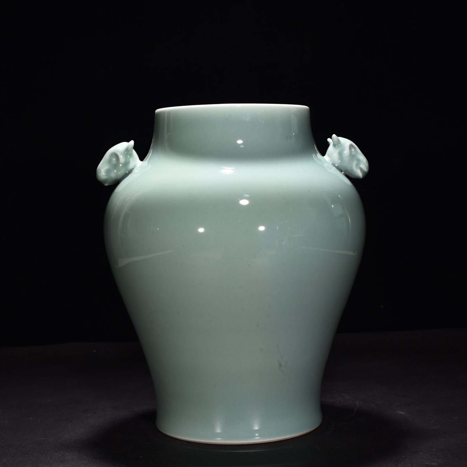 Qing Dynasty Yongzheng bean green glaze dog head jar