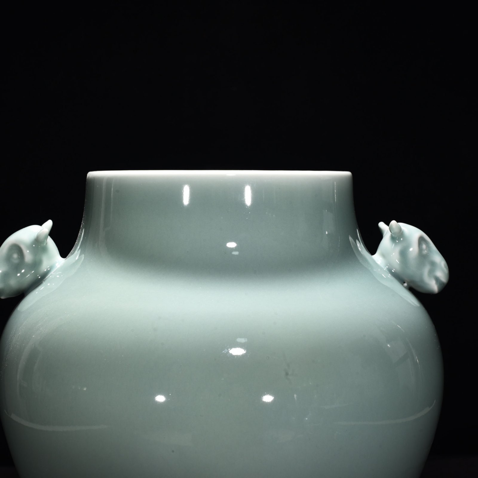 Qing Dynasty Yongzheng bean green glaze dog head jar