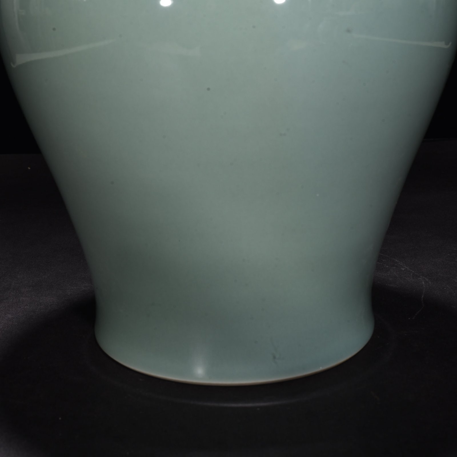 Qing Dynasty Yongzheng bean green glaze dog head jar