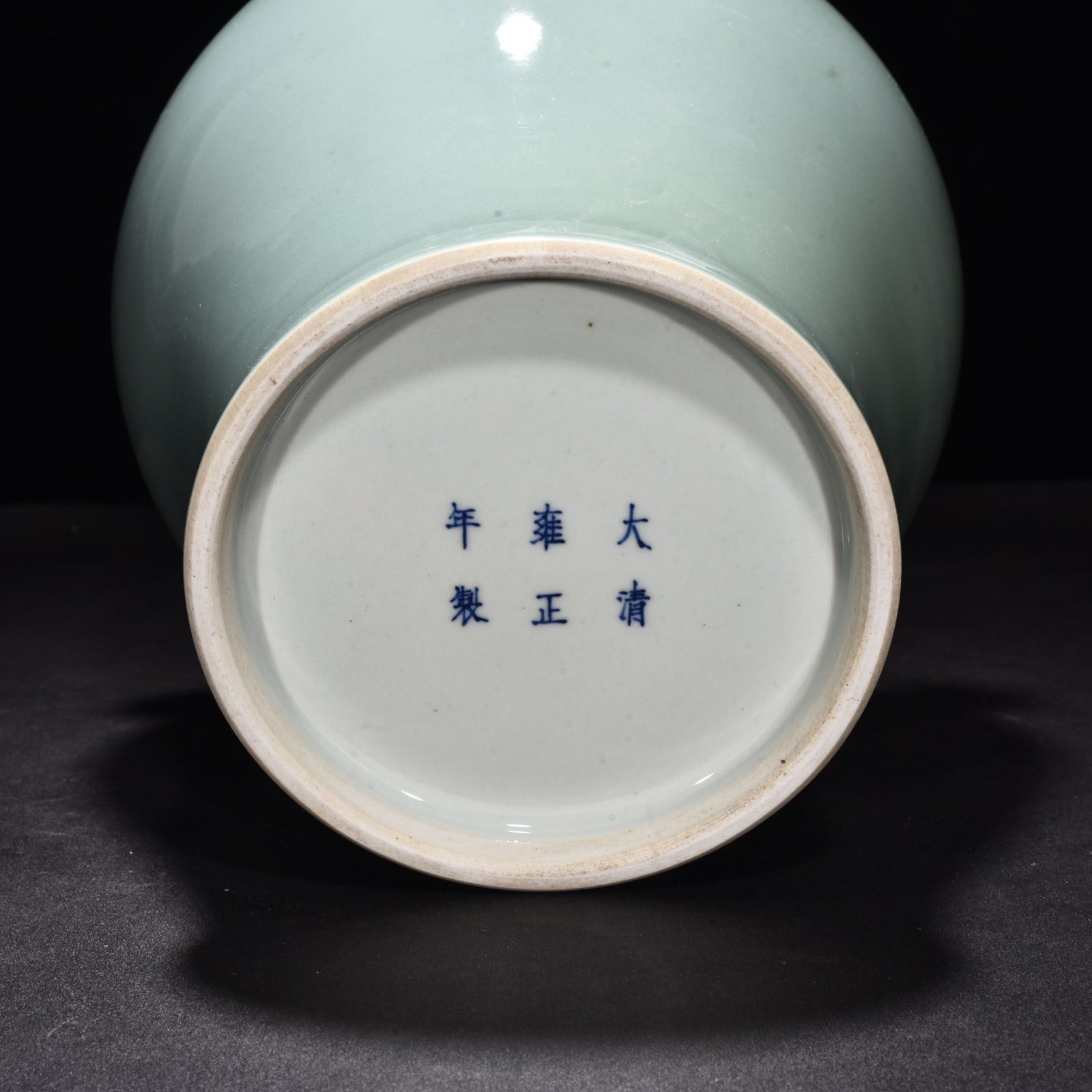 Qing Dynasty Yongzheng bean green glaze dog head jar