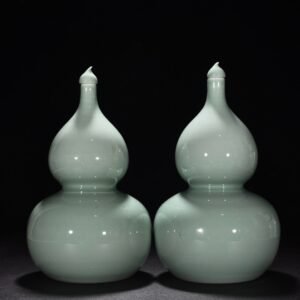 Qing Dynasty Yongzheng bean green glaze gourd vase