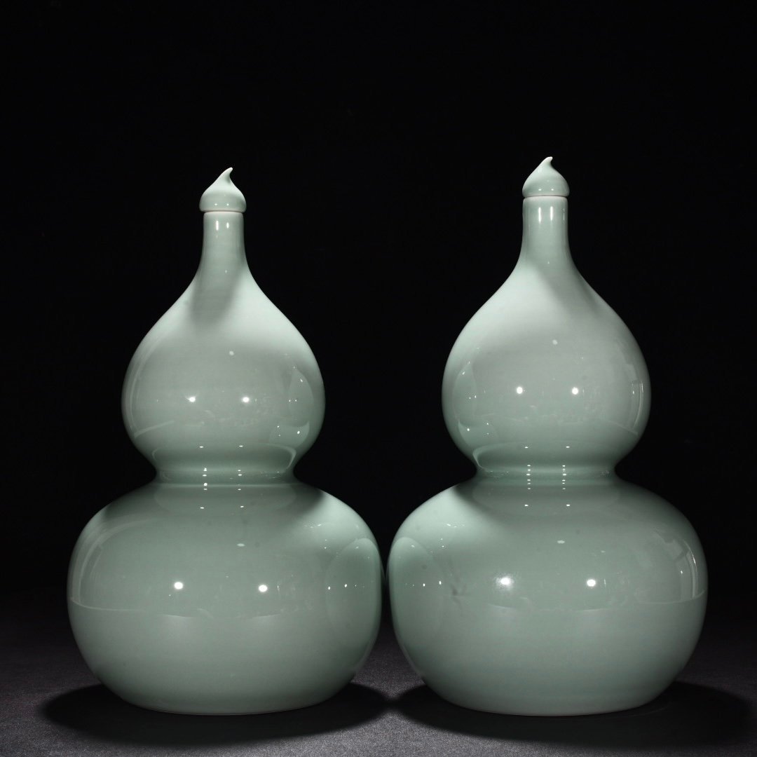 Qing Dynasty Yongzheng bean green glaze gourd vase