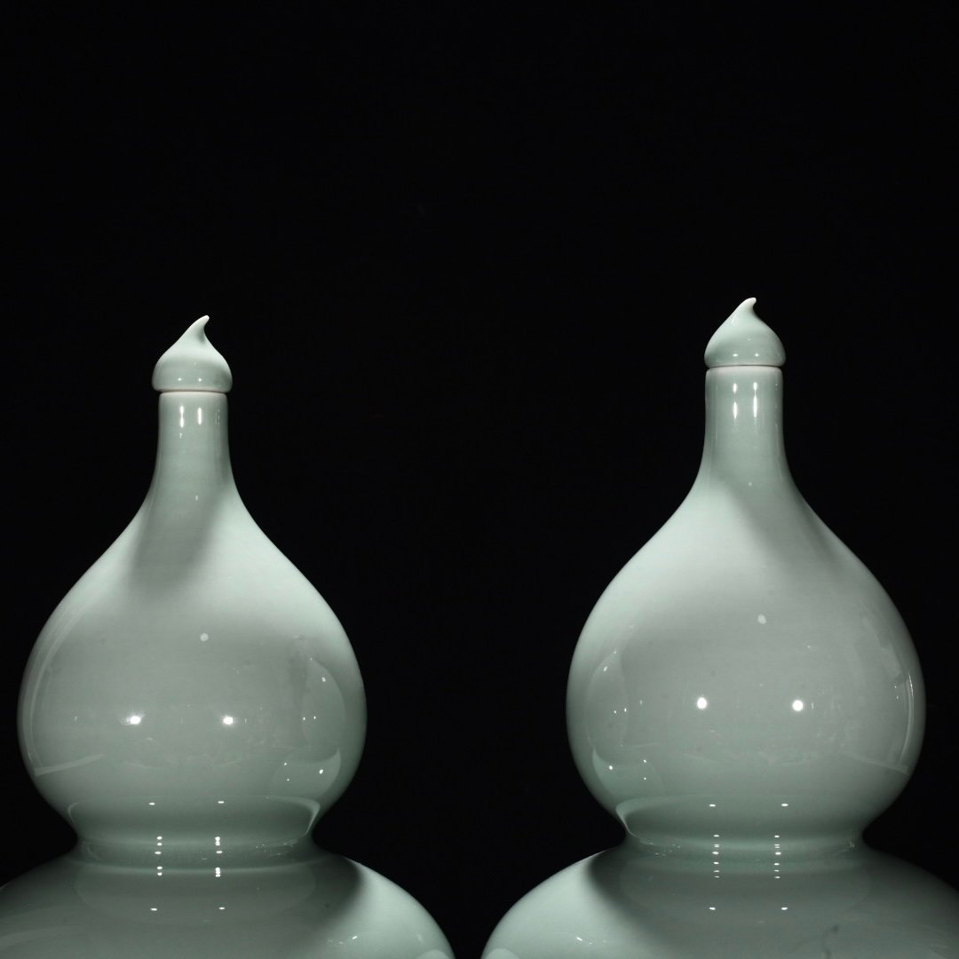 Qing Dynasty Yongzheng bean green glaze gourd vase