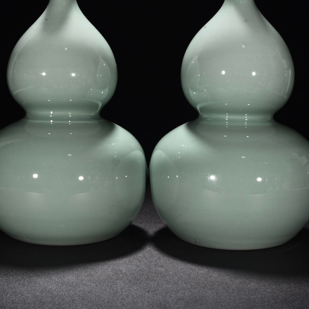 Qing Dynasty Yongzheng bean green glaze gourd vase