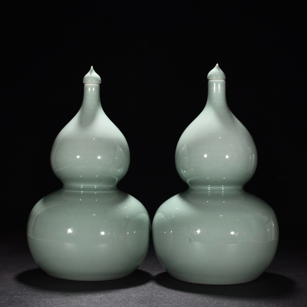 Qing Dynasty Yongzheng bean green glaze gourd vase