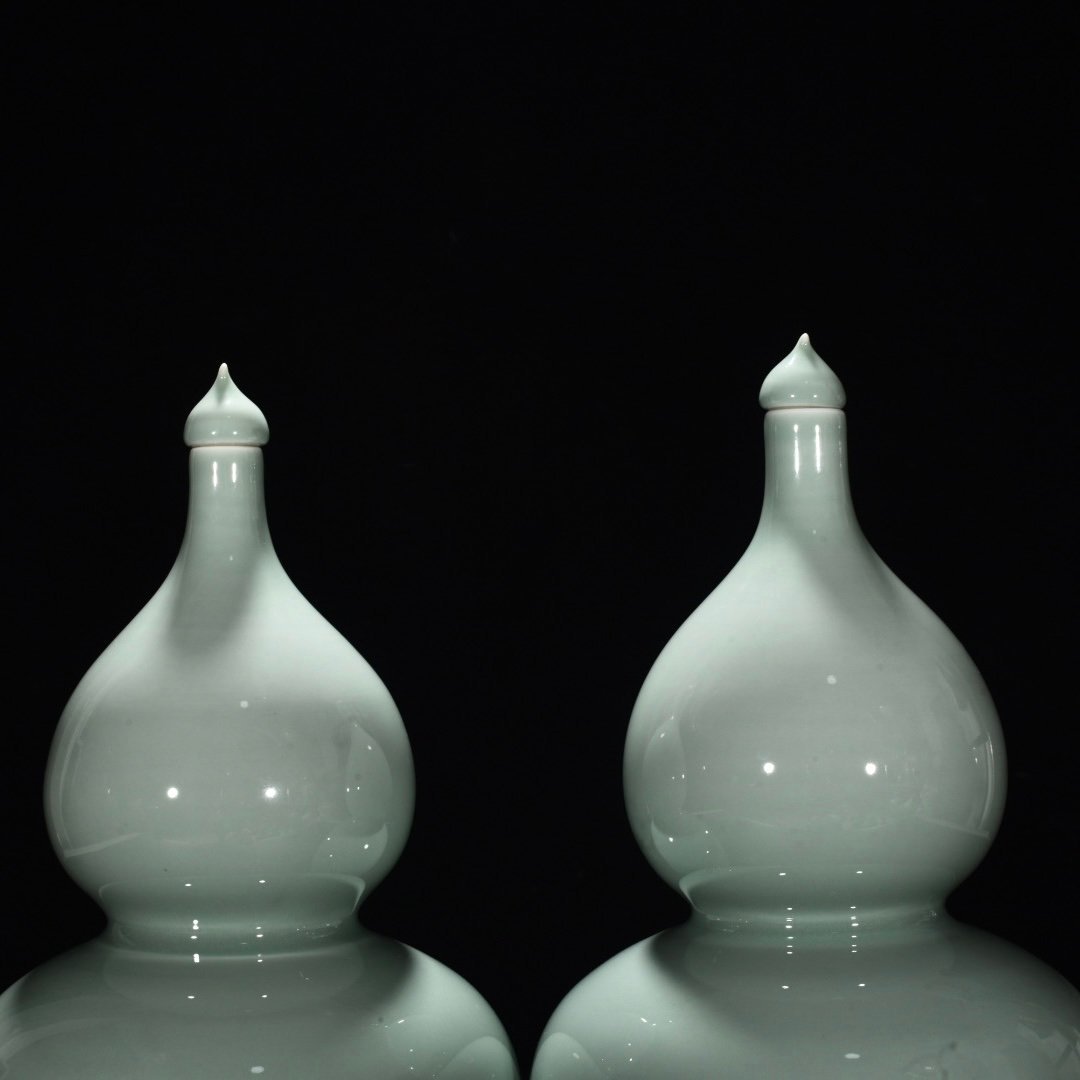 Qing Dynasty Yongzheng bean green glaze gourd vase