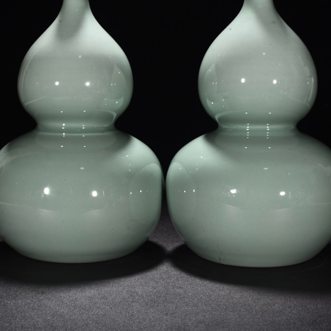 Qing Dynasty Yongzheng bean green glaze gourd vase