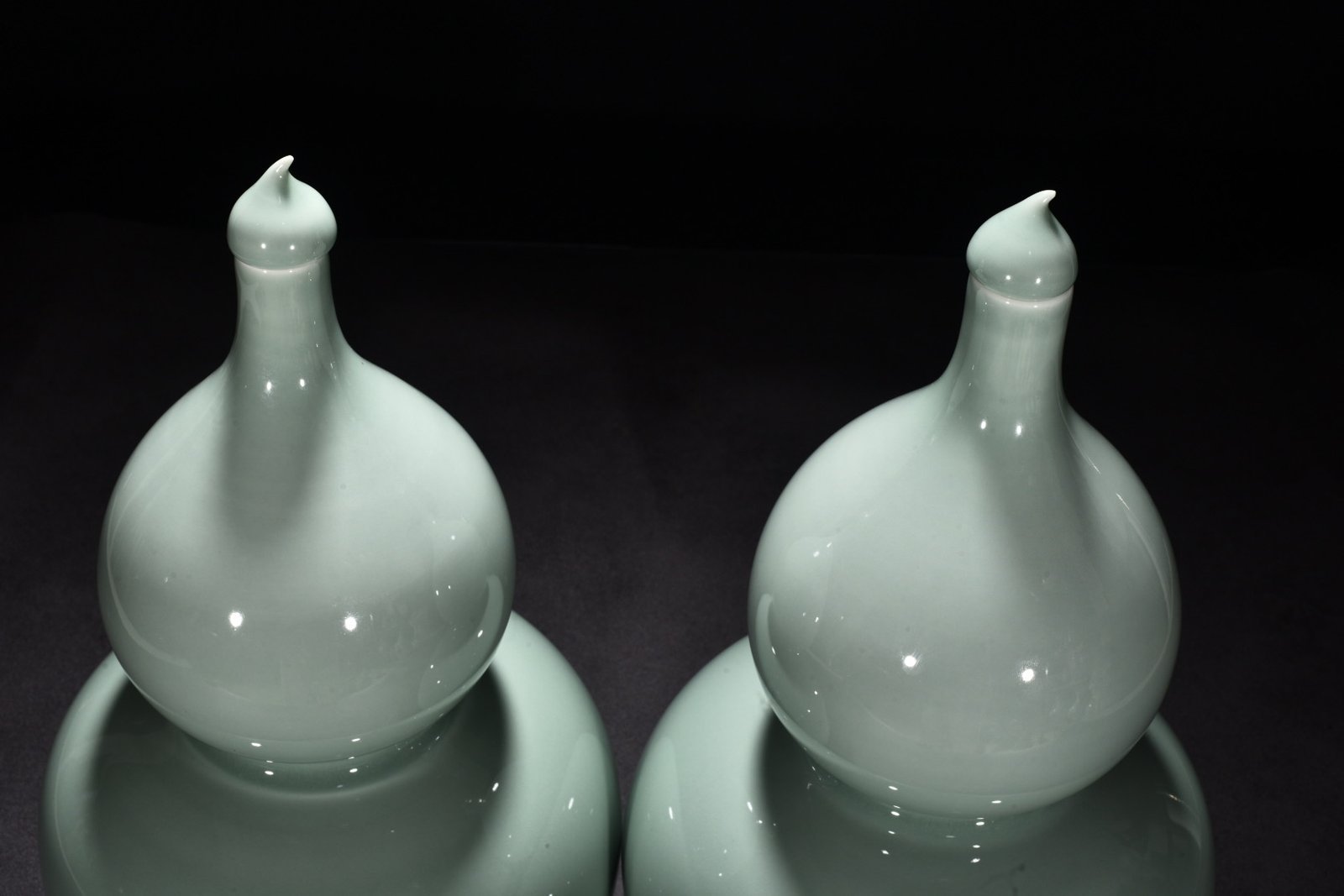 Qing Dynasty Yongzheng bean green glaze gourd vase