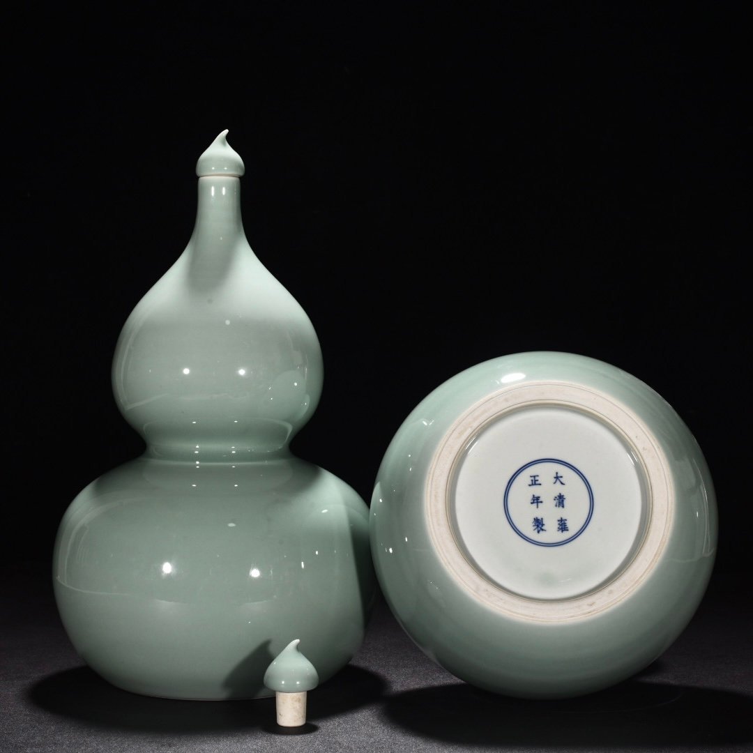 Qing Dynasty Yongzheng bean green glaze gourd vase