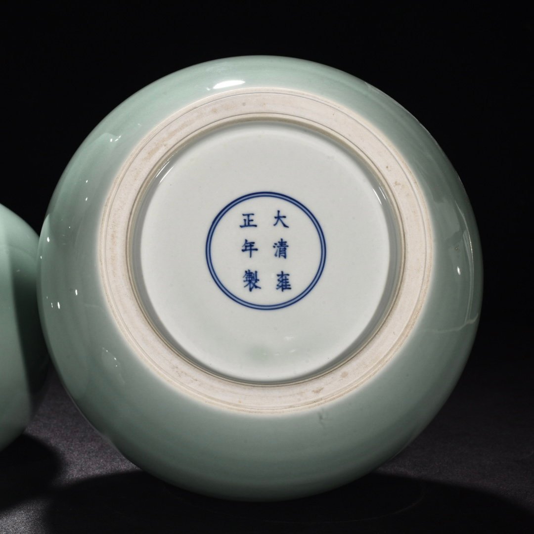 Qing Dynasty Yongzheng bean green glaze gourd vase