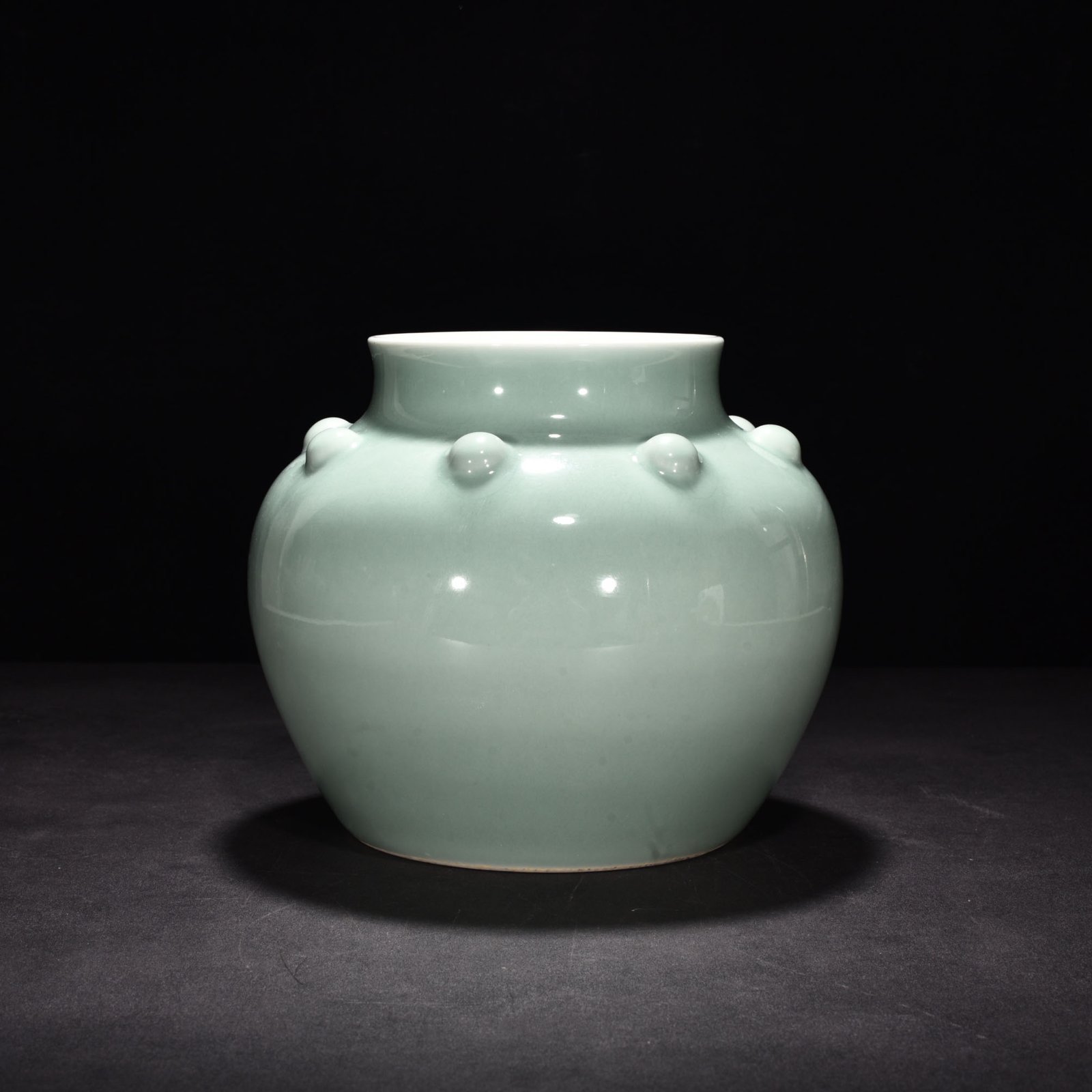 Qing Dynasty Yongzheng bean green glaze drum and nail jar