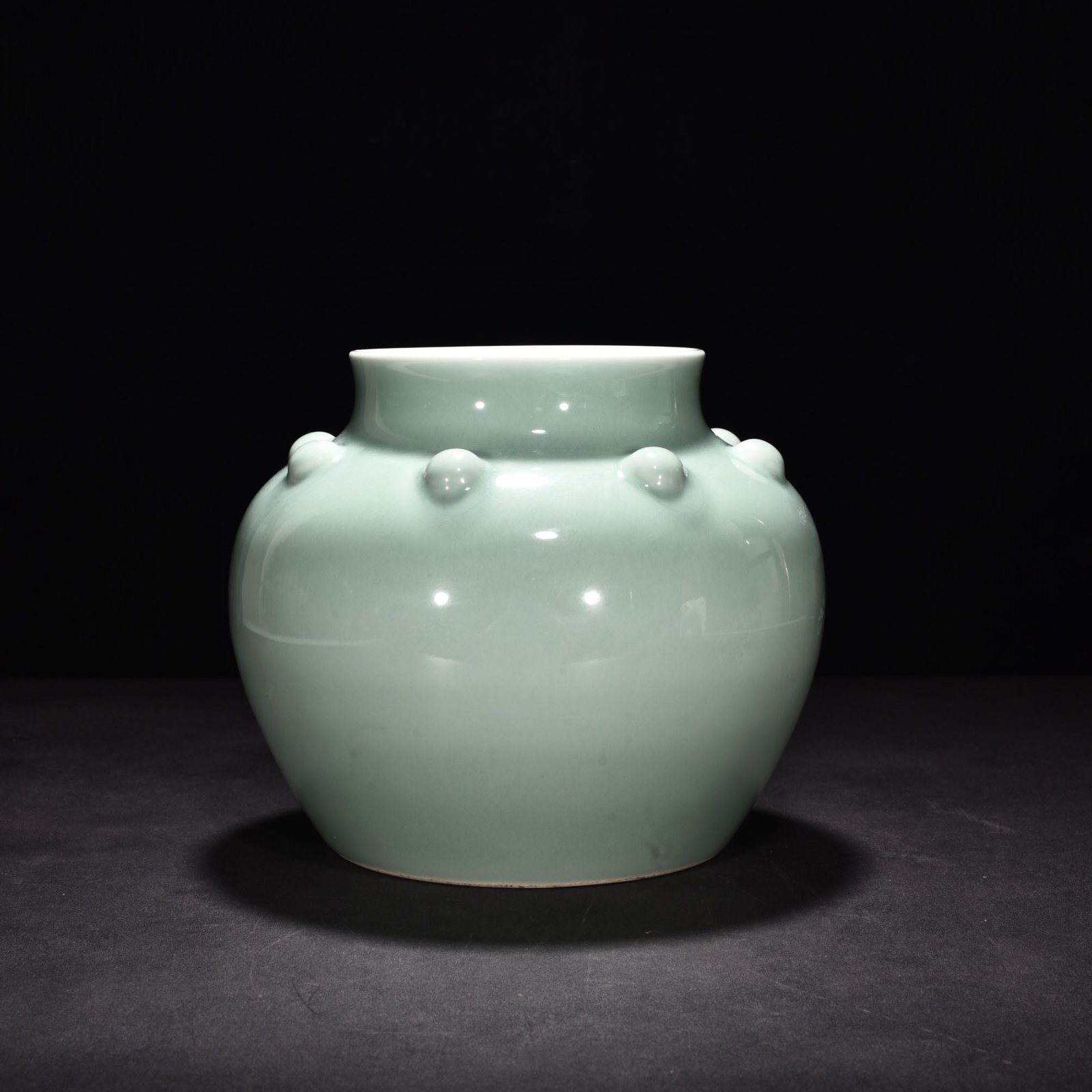 Qing Dynasty Yongzheng bean green glaze drum and nail jar