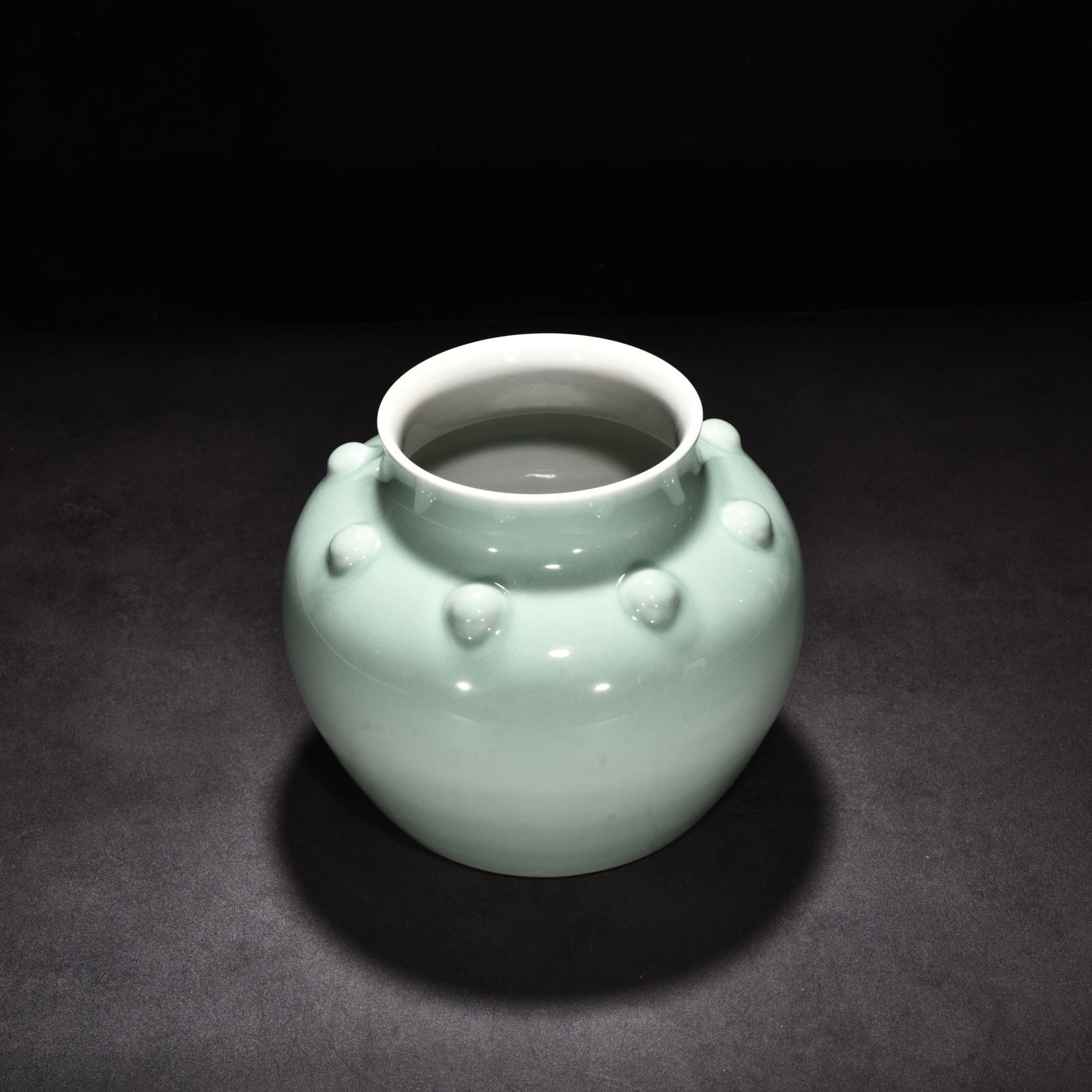 Qing Dynasty Yongzheng bean green glaze drum and nail jar